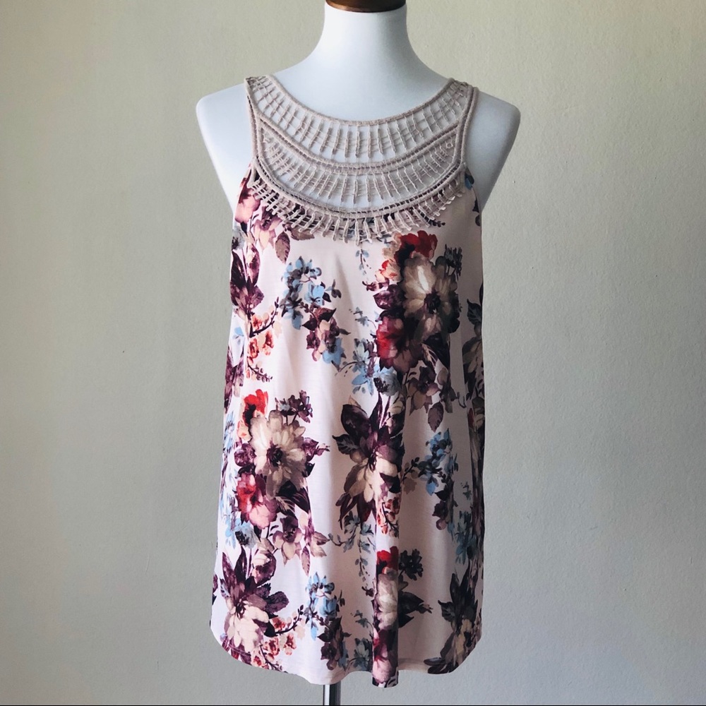 Naif Open Knit Collar Floral Top